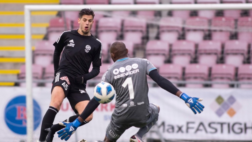 Motalas Aleksandar Mutic gjorde hattrick mot Eskilstuna City-målvakten Dwayne Miller.