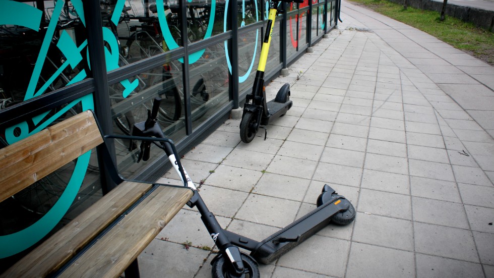 Linköpings kommunen har än så länge inte gått in med egna resurser för att flytta parkerade elsparkcyklar.