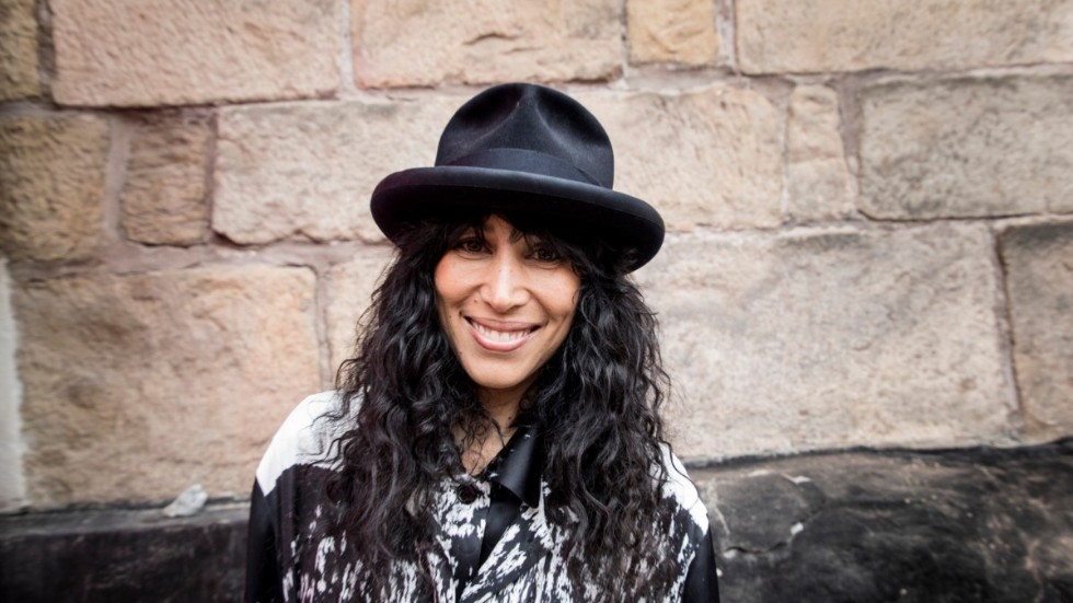 Legendaren Titiyo kliver in i julshowen "Soulful december" då Linda Pritchard lämnat åtebud.
