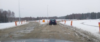 Läsare varnar: Sönderkört vid rondellbygget i Bergsbyn – välj en annan väg