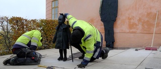 Här monteras nya minnesmärket över Uppsalaprofilen 