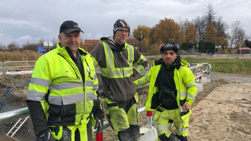 Jan Holm från Riggtech tillsammans med Frank Kjällström och Vincent Sjöberg från Frontab, som arbetar med vatten- och avloppsledningarna i det planerade bostadsområdet Södra Årby.