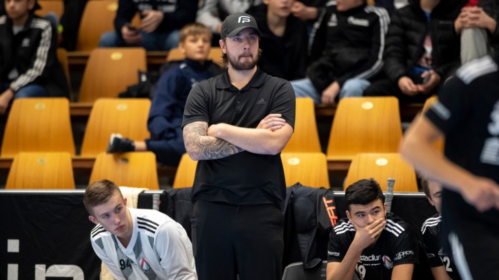 Martin Hovlund under sin tid i Libk-båset, där han var assisterande tränare. 