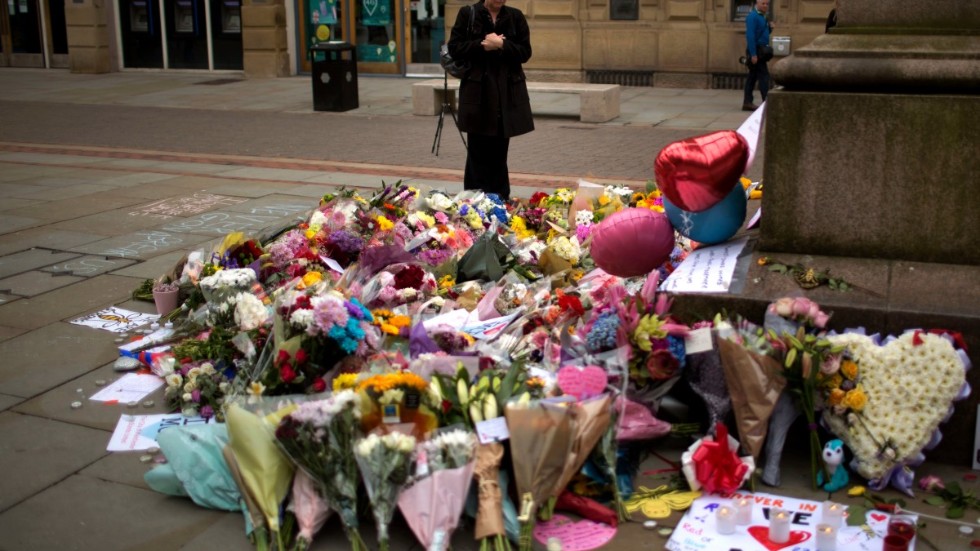 En man har gripits misstänkt för inblandning i terrordådet i Manchester 2017. På bilden syns blommor till offrens minne. Arkivbild.