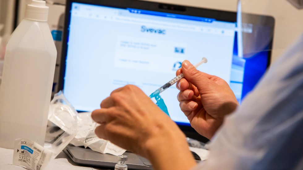 Vaccinationen av prioriterad vårdpersonal, samt brukare inom Kindas LSS-verksamhet, har nu återupptagits. "En glädje för alla", säger funktionsstödets chef Merja Kunnari.