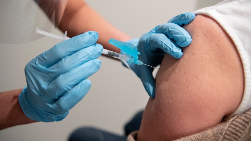 En eventuell fjärde dos vaccin kan få vänta till hösten. Arkivbild