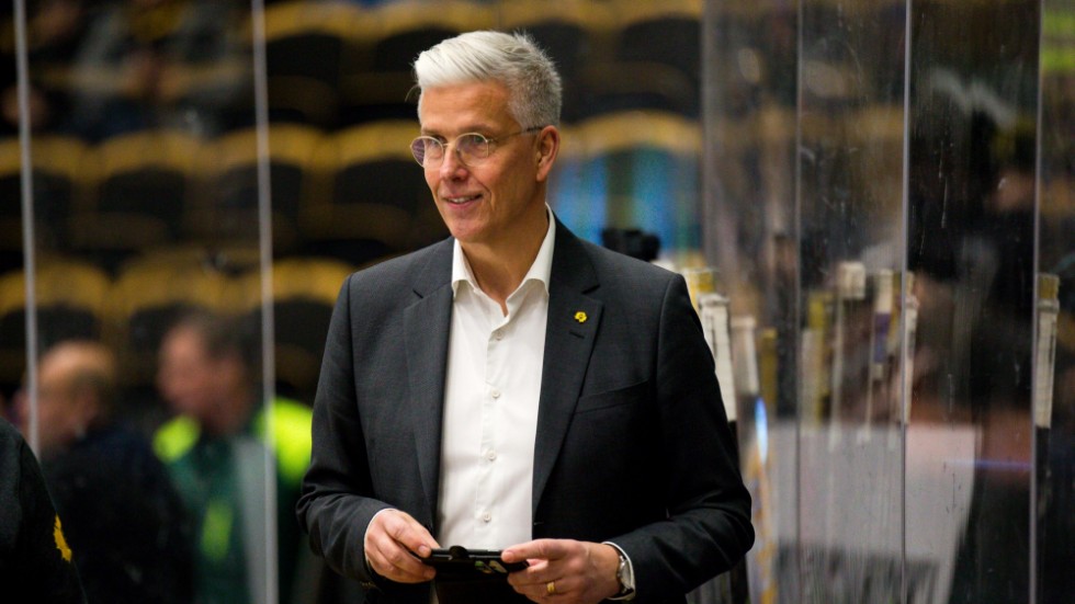Pea Israelsson håller koll på den Hockeyallsvenska finalen, där Timrå spelar mot Löven.