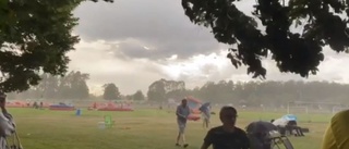 TV: Stormen slog till mitt under folkfesten i grannkommunen – barn vårdas på IVA efter fall från torn