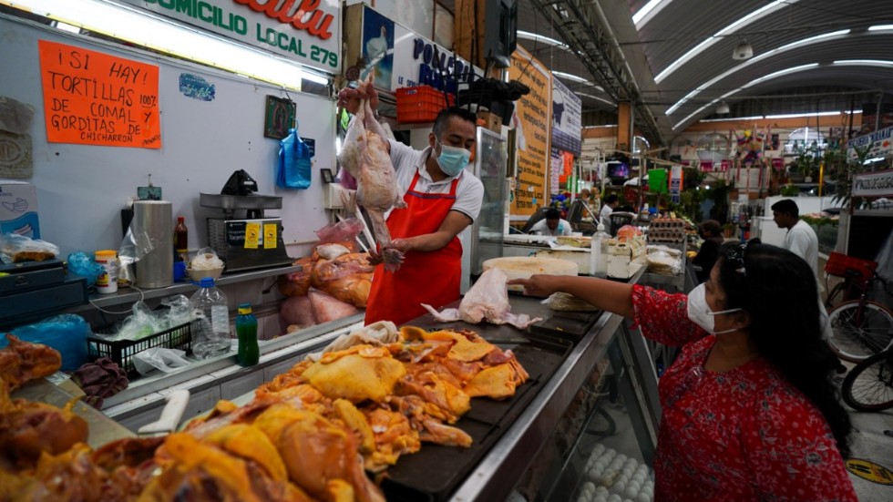 Många mexikaner uppger att de skär ner på bland annat kött till följd av de skenande priserna.