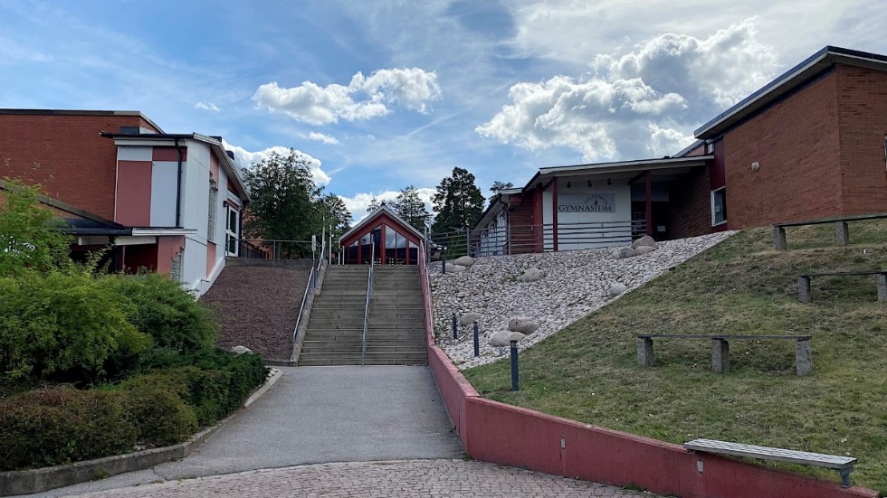 Hultsfreds Gymnasium har anmält skadegörelse efter att en sten eller liknande kastats mot ett fönster på rektorsexpeditionen.