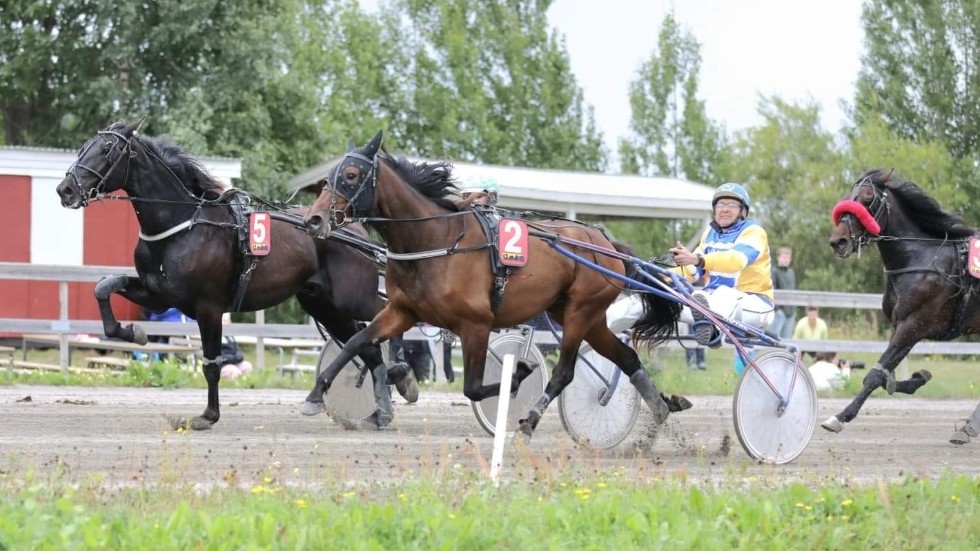 Mellby Lumumba (Gunnar Bertilsson) var närmast idealtiden och vann 2-årsserien för varmblod före utvändige stallkamraten Filling Fuel (Ola Johansson). Trea Champ Ness (Tomas Worrsjö). Roger Nilsson tränar fyra av de fem hästarna i 2-årsseriens final för varmblod.