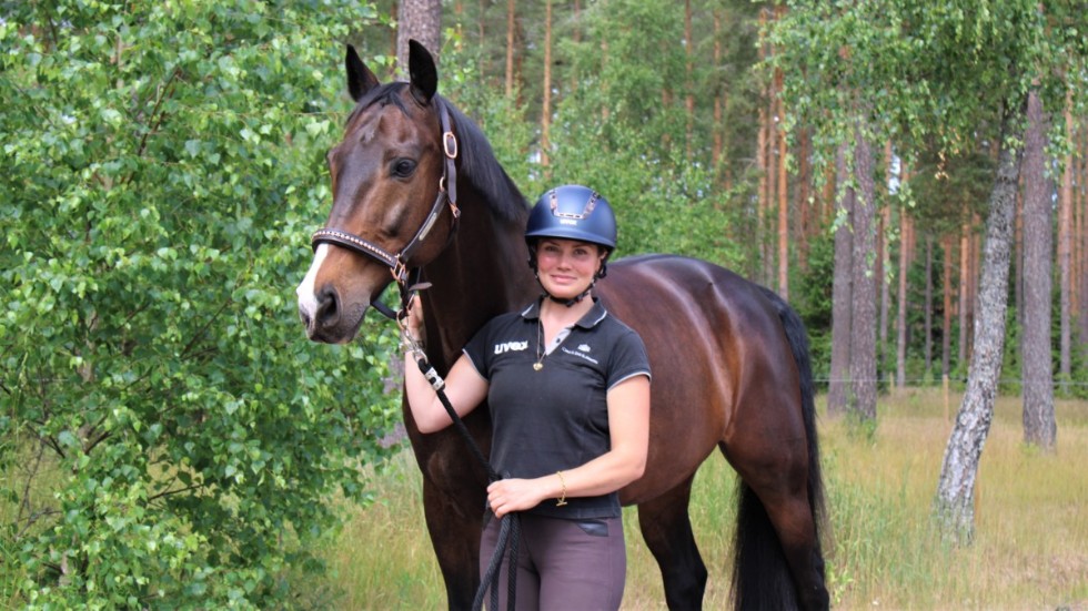 Josefine Krönfeldt har förutom de två egna hästarna två uppfödare som hon samarbetar med och det är flera hästar på ingång som ska ridas inför Breeders Trophy i höst. "Jag har åtta boxar så jag kan ha fler om jag drar ner på jobbet. Nu är det många som har frågat och det är jättekul", säger hon, här på bild med den egna hästen Elandro.
