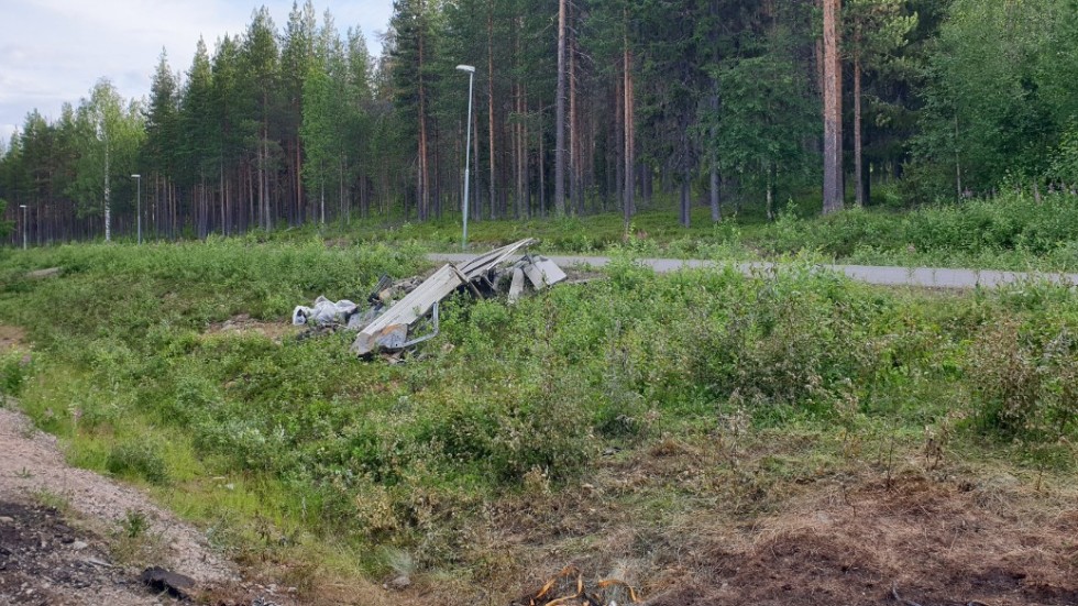 Här omkom tre personer i den våldsamma bilolyckan. Bilen är tagen i beslag.
