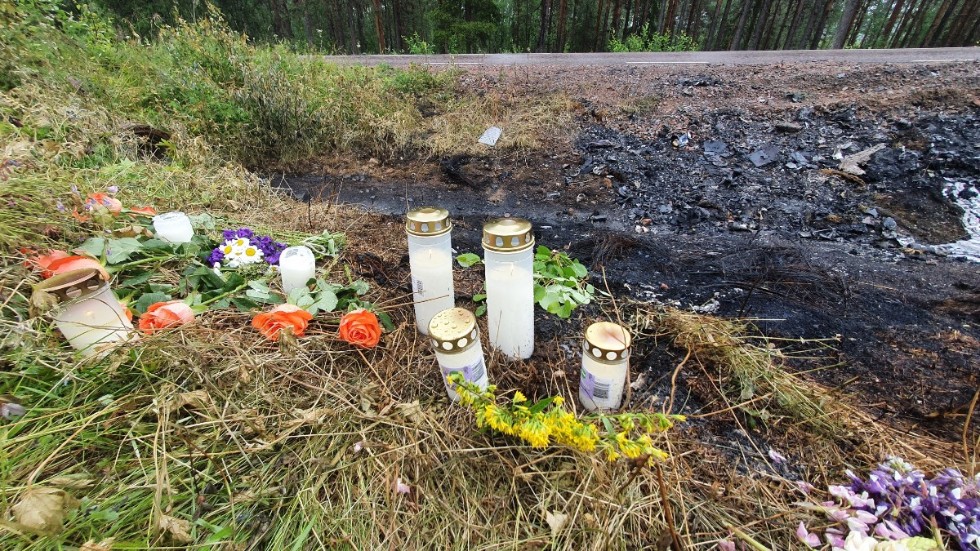 Många har tänt ljus och lagt ned blommor på olycksplatsen  i Sattajärvi.
