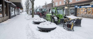 Tidig morgon för snöröjarna efter vit natt