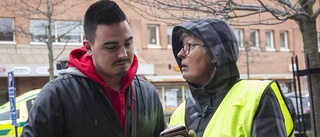 Poliser och volontärer i dialog med medborgarna