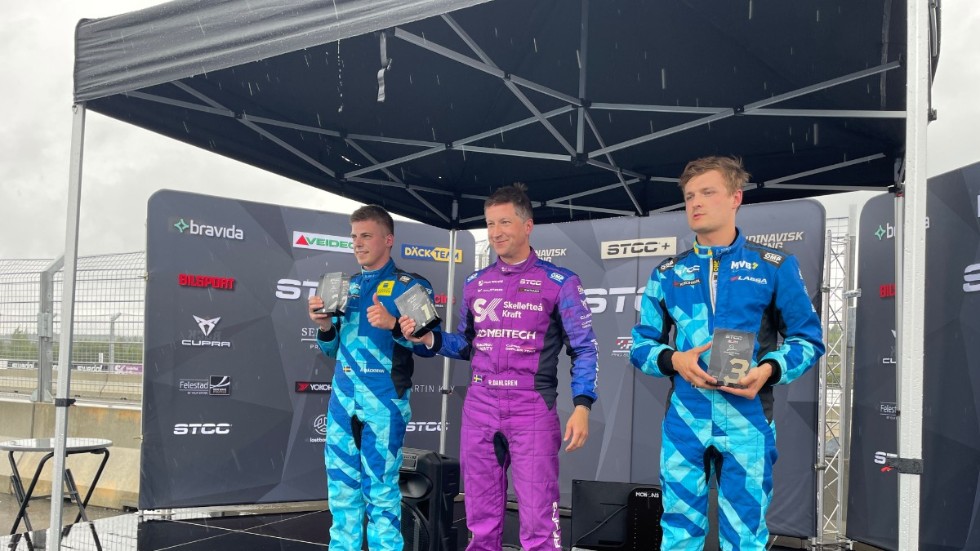 Robert Dahlgren firar seger i sitt 500:e tävlingsrace. Han vann före Andreas Bäckman. Dubbelt i topp i race 1 på hemmaplan alltså.