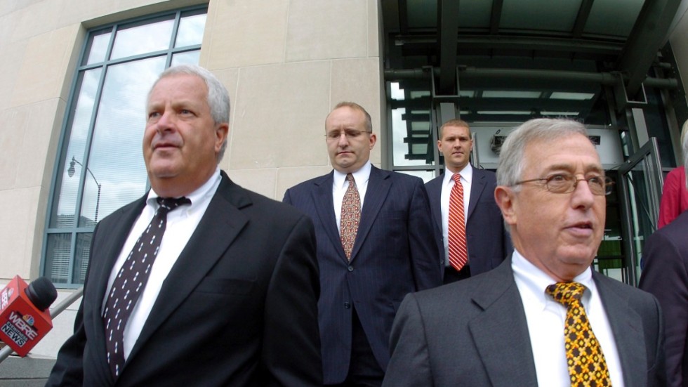 De före detta domarna Michael Conahan och Mark Ciavarella, längst fram i bild, då de lämnade domstolen i samband med rättegången mot dem 2009. Arkivbild.