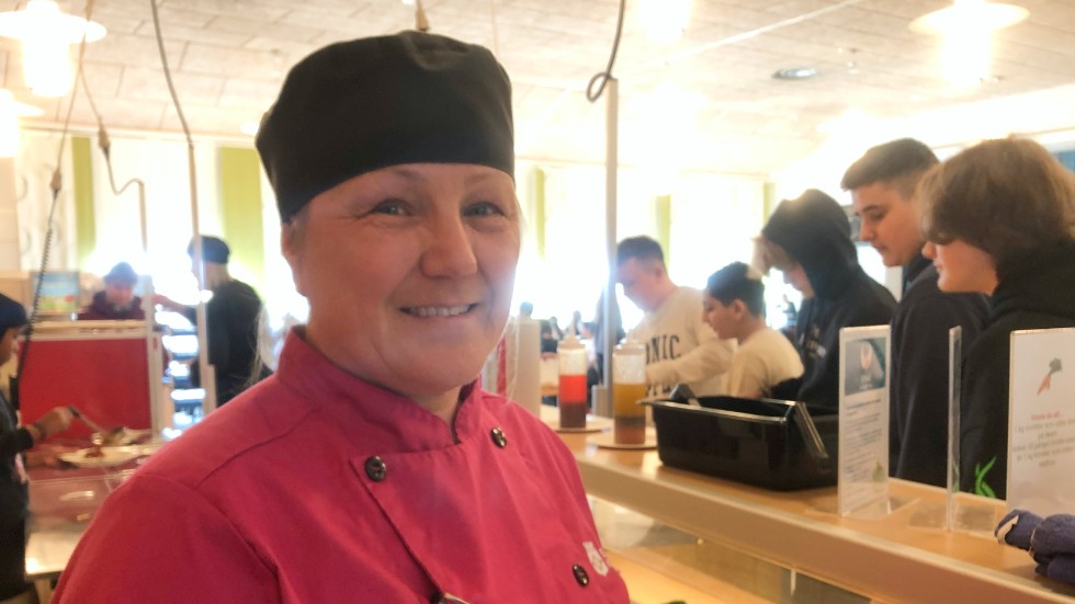 Annika Pettersson, kökschef på skolan vill att fler pensionärer ska hitta dit. 
