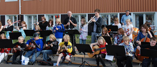 Välljudande musik på skolmarknad i Heden