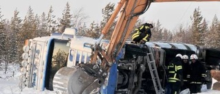 Lasbilen välte - föraren till sjukhus