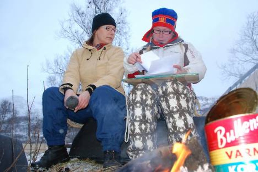 Tina Kuhmunen och Anne-Marit Päiviö ser till att var ren prickas av på rätt renskötare.