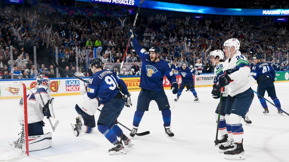 Joel Armia, i mitten, och Juho Lammikko jublar efter ett av Finlands mål i semifinalsegern över USA. Amerikanske målvakten Jeremy Swayman deppar.