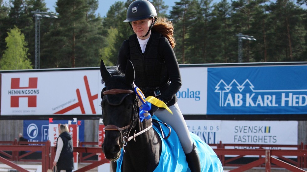 Liv Dagertun bor i Luleå men tävlar för Piteå Ridklubb. Hon är yngst i elitlaget i hoppning, men uppträder ändå rutinerat. 
