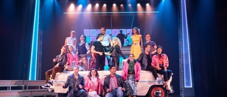 Så bra var "Grease" i Eskilstuna: Fullsatt arena✓Mäktiga ensemblenummer✓Ronny och Ragge