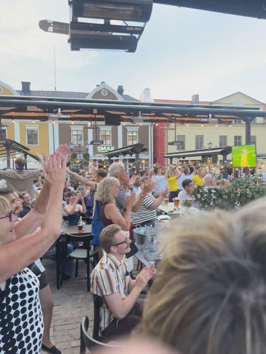 Jubel på torget efter Asllanis ledningsmål
