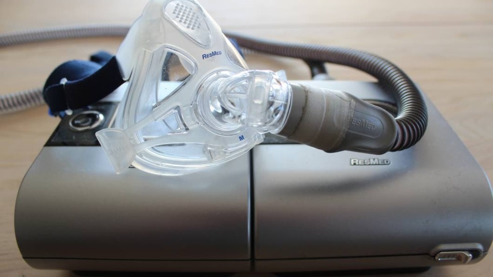 CPAP-apparaten pressar ner luft i andningsvägarna