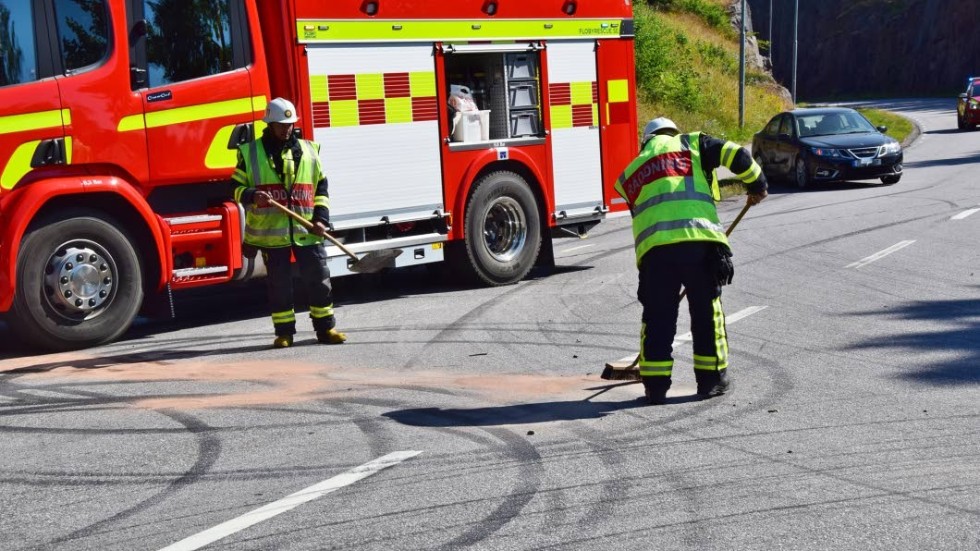 Räddningsstyrkan från Kisa städar upp på olycksplatsen.