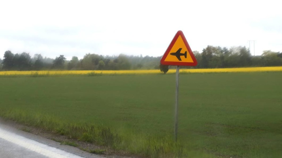 Malmen. Vid lunchtid på tisdagen stoppade polisen en kameraförsedd bil vid den militära flygplatsen på Malmen.