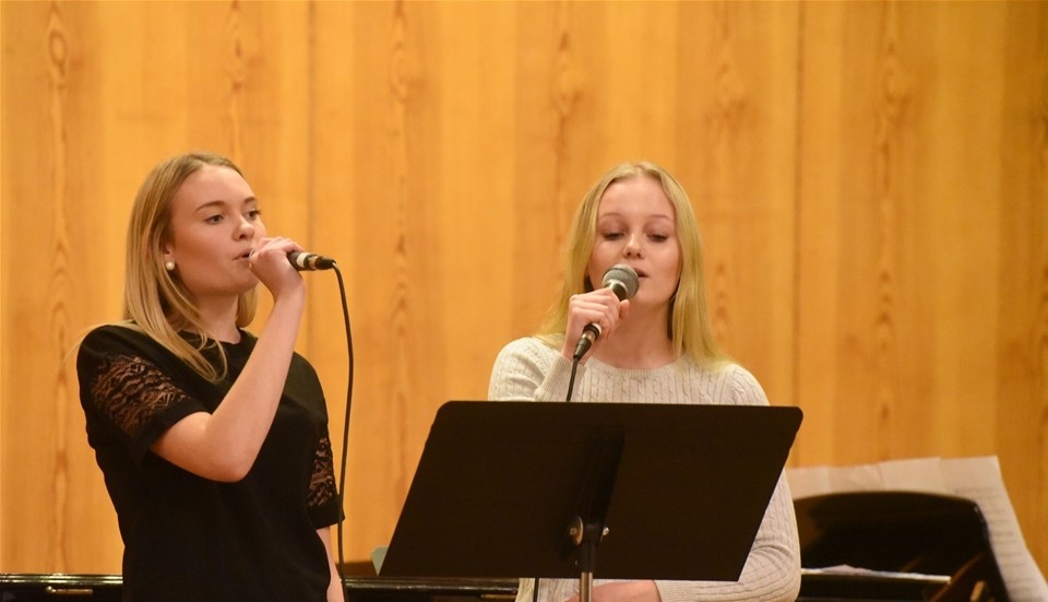 Lovisa Gustafsson och Moa Karlsson sjöng på Kulturskolans julkonsert.