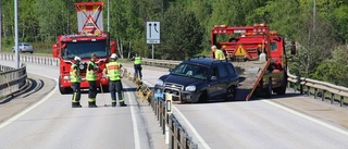 Bil in i vajerräcke på E22