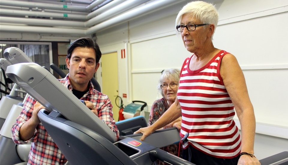 Magnus Lantz, TR Motion och Hälsa, hjälper Elisabeth Larsson att komma igång med uppvärmningen.