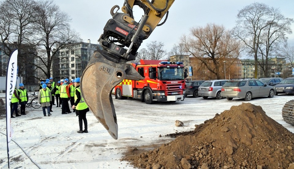 Räddningstjänsten var där och lämnade över sin gamla tomt. Foto: Tommy Pettersson