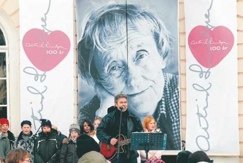 Blommor på graven, sång och musik, fackeltåg och som avslutning en fartfylld show. Astrid Lindgren hedrades rejält i hemstaden den dag hon skulle ha fyllt hundra år.