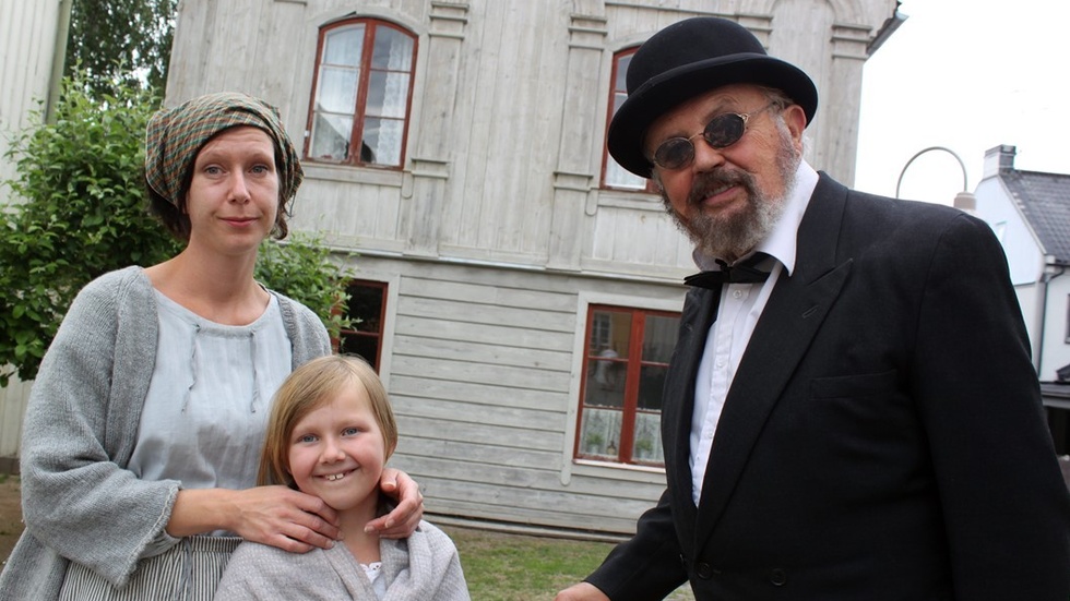 Lasse Öhman gestaltar den äldre Axel Munthe, på besök i sin barndomsstad Vimmerby. Här två patienter (Ylva Lee Lindell och Lilja Lindell) från hans favoritgrupp, de mindre bemedlade. I bakgrunden utgör Munthes drogstuga lämplig fond.