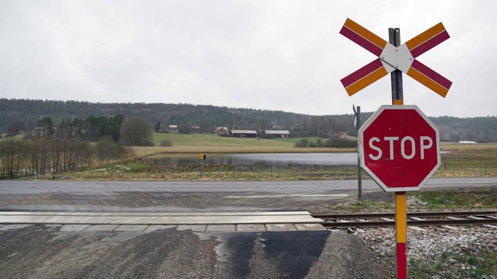 På andra sidan länsvägen ska det byggas en vändögla. Det ska bli säkrare att svänga in från stora vägen.