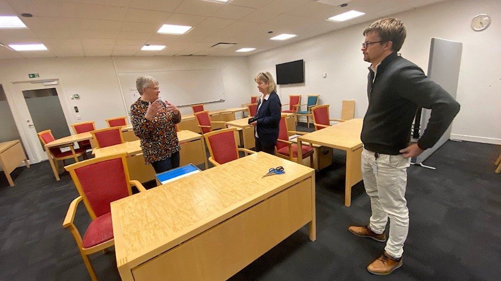 Astrid Thorsson jobbar med att ställa i ordning rummet till rösträkningsrum tillsammans med Monica Andersson och Micael Mjöbäck.