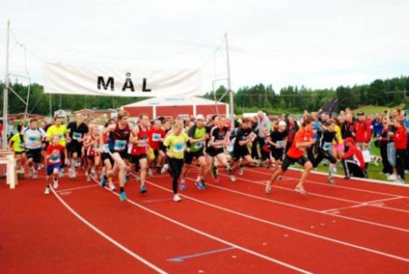 Startskottet för lagstafetten ljuder och löparna far iväg.