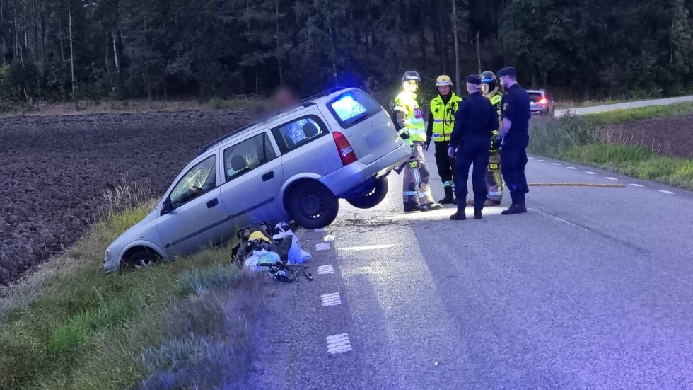 En bilist körde i diket utanför Söderköping på måndagskvällen.