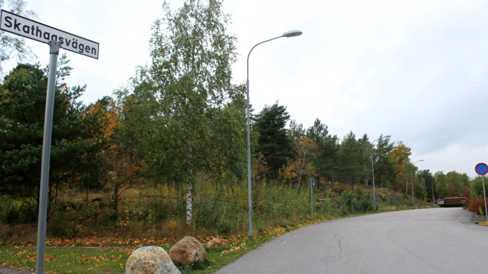 Det var vid en plats på Skathagsvägen, som polisen fick larmet om rånet och mordförsöket på torsdagskvällen, men det är oklart var brottet ägde rum.