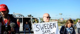 Här går demonstranterna över till Sverige