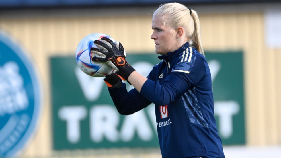Lyonmålvakten Emma Holmgren under en träning med det svenska fotbollslandslaget på Gutavallen i Visby.