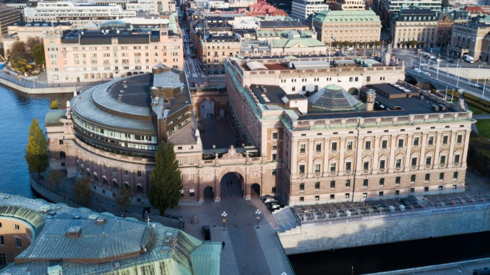 Här i riksdagshuset blir risken för stora olyckor minst ifall det är Centern som väljarna placerar på mittlinjen.