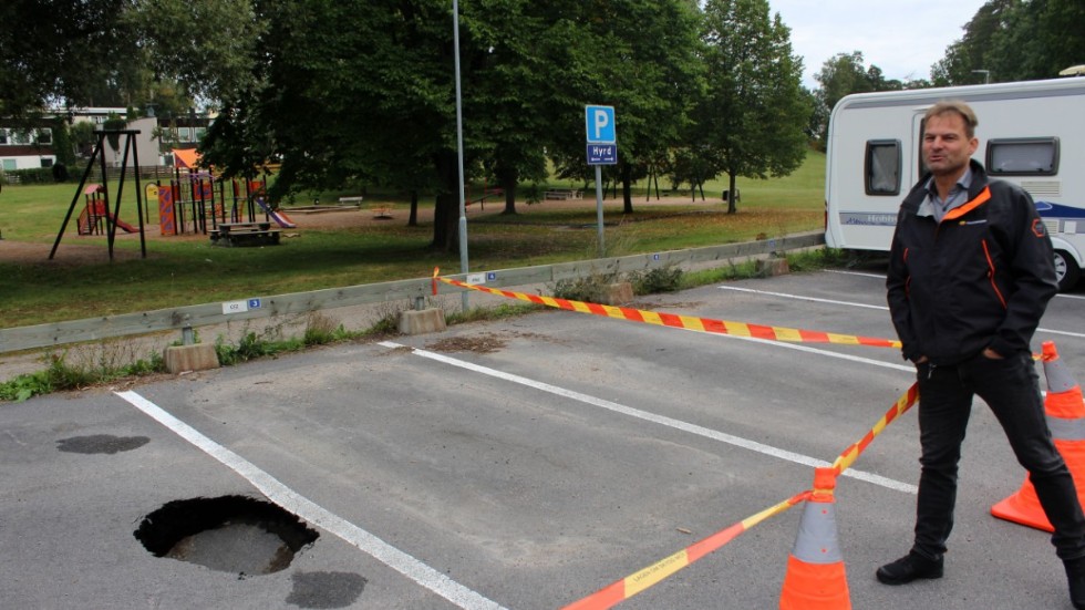 Thomas Hedberg, servicechef på Vallonbygden, vid slukhålet på parkeringsplatsen vid Profilvägen.