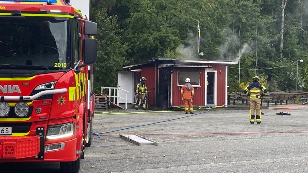 Brand i förrådsbyggnad är under släckning.