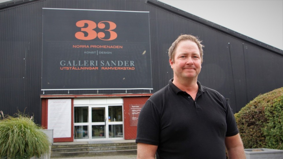 Joakim Sander firar tio år med sitt galleri på Norra Promenaden 33 tillsammans med 69 konstnärer och över 200 verk. "Jubileumsutställning" öppnar under Kulturnatten. "Det här är bland det största vi gjort här nere", säger han.